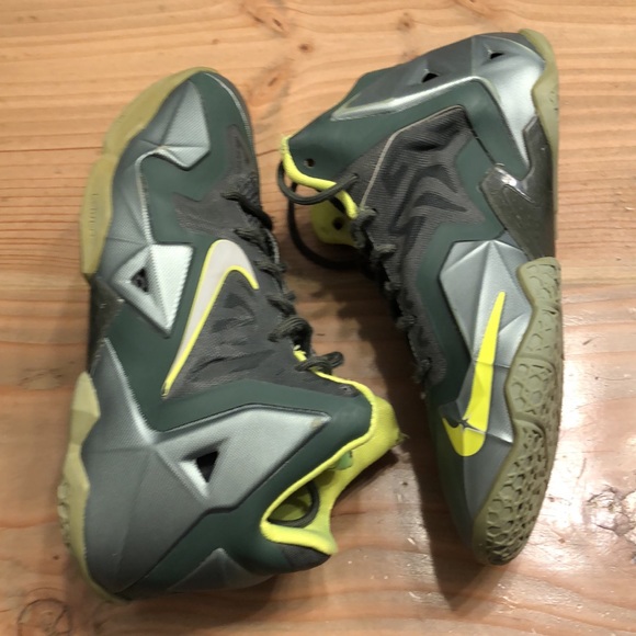 LeBron 11 Xi Dunkman Color way - Picture 4 of 10